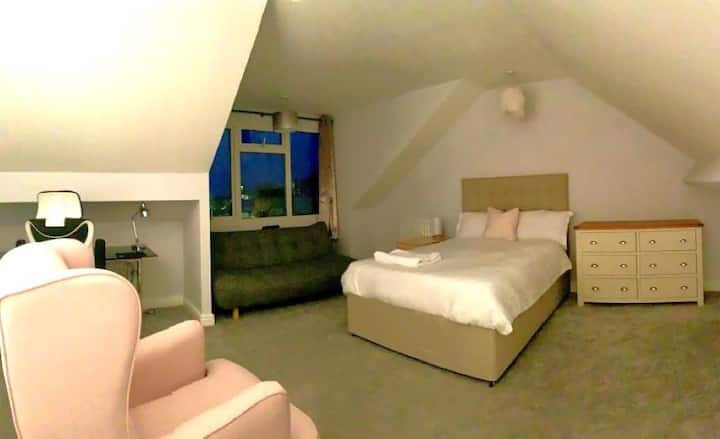 ห้องนอนที่ 4 แสดงเตียงคู่เตียงเก้าอี้โซฟาคู่และพื้นที่สำนักงานชั้น 2 