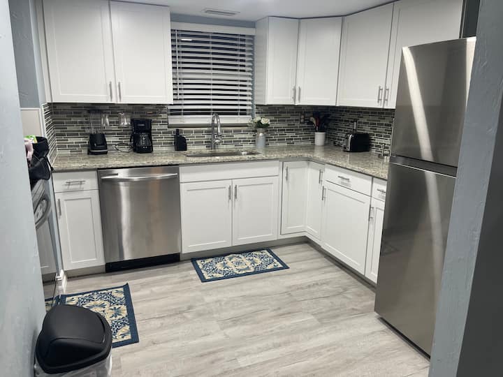 Spacious 1-bedroom Near Downtown Fort Myers - Fort Myers, FL