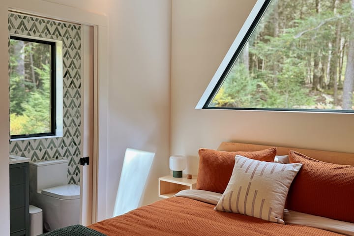 Lofti ka një krevat dopio "queen", i përsosur për ata që zgjohen herët, të cilët nuk e kanë problem diellin që vjen nga dritaret e mëdha. Ofrojmë maska gjumi falas.