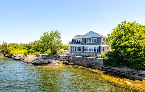 Stone Cove Cottage overlooking Lake Ontario