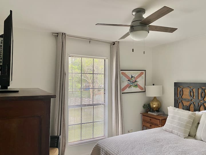 Druga spavaća soba s bračnim krevetom i pametnim TV-om s velikim ekranom