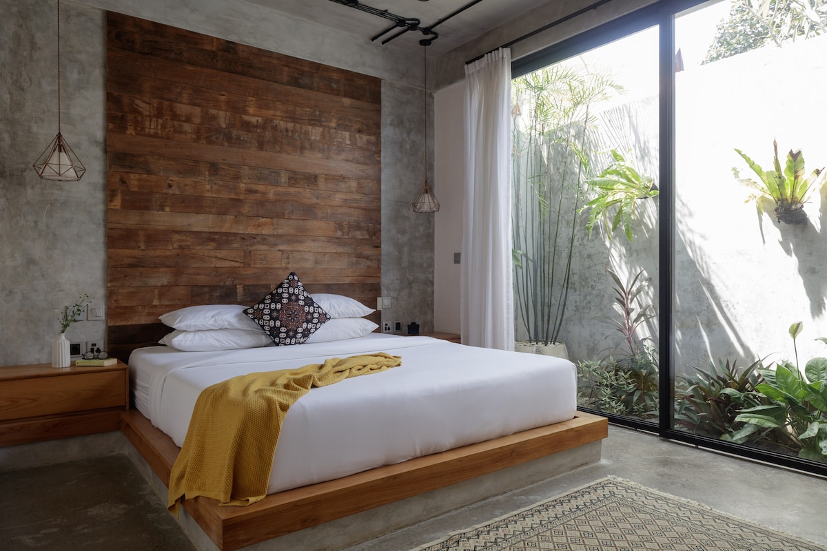 Kitanda cha starehe cha ukubwa wa King katika Chumba cha kulala cha kupendeza