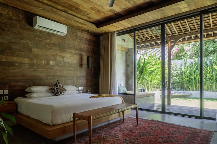 Cama tamaño king cómoda en un dormitorio encantador