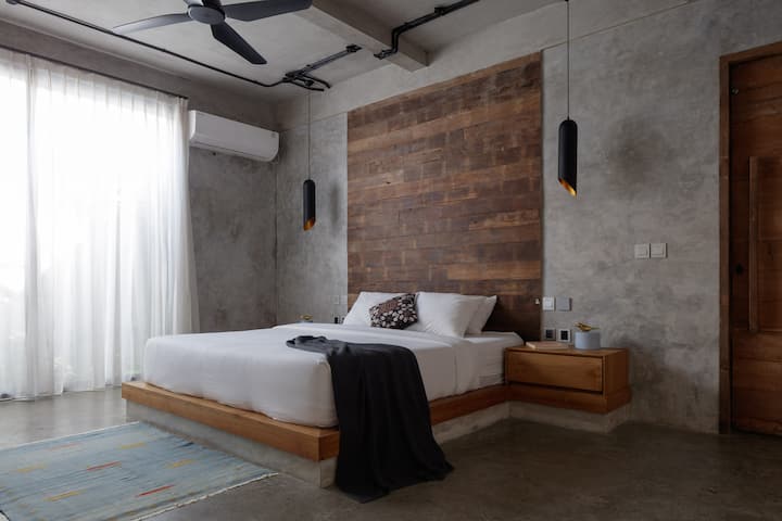 Cama tamaño king cómoda en un dormitorio encantador