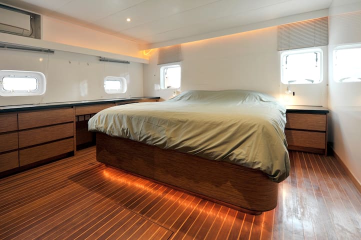 Spacious Party Houseboat – Whole Boat gallery image 5