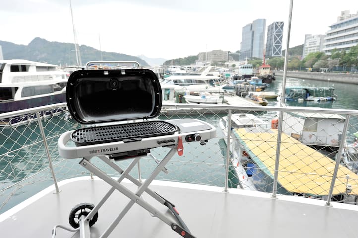 Spacious Party Houseboat – Whole Boat gallery image 2