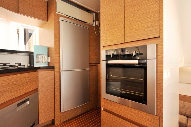 Spacious Party Houseboat – Whole Boat gallery image 4