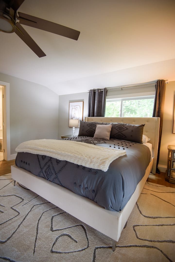 Ampia camera da letto matrimoniale con letto Cal King e bagno interno