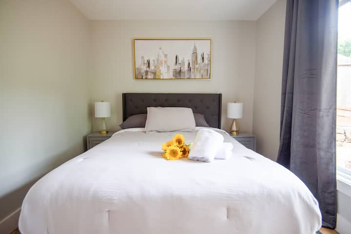 Camera da letto al piano di sotto fuori dal soggiorno 