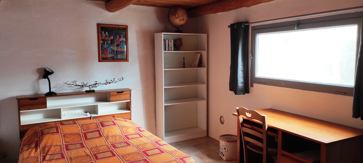 стаята във вътрешния двор с легло 2 души и голям гардероб