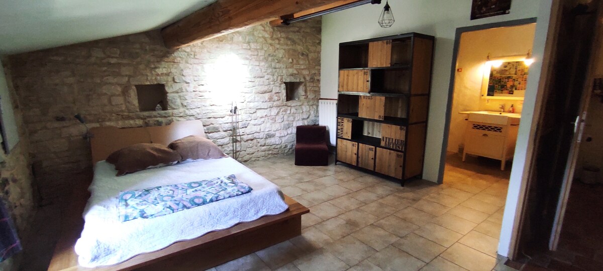 Основна спалня , бебешко легло и самостоятелна баня