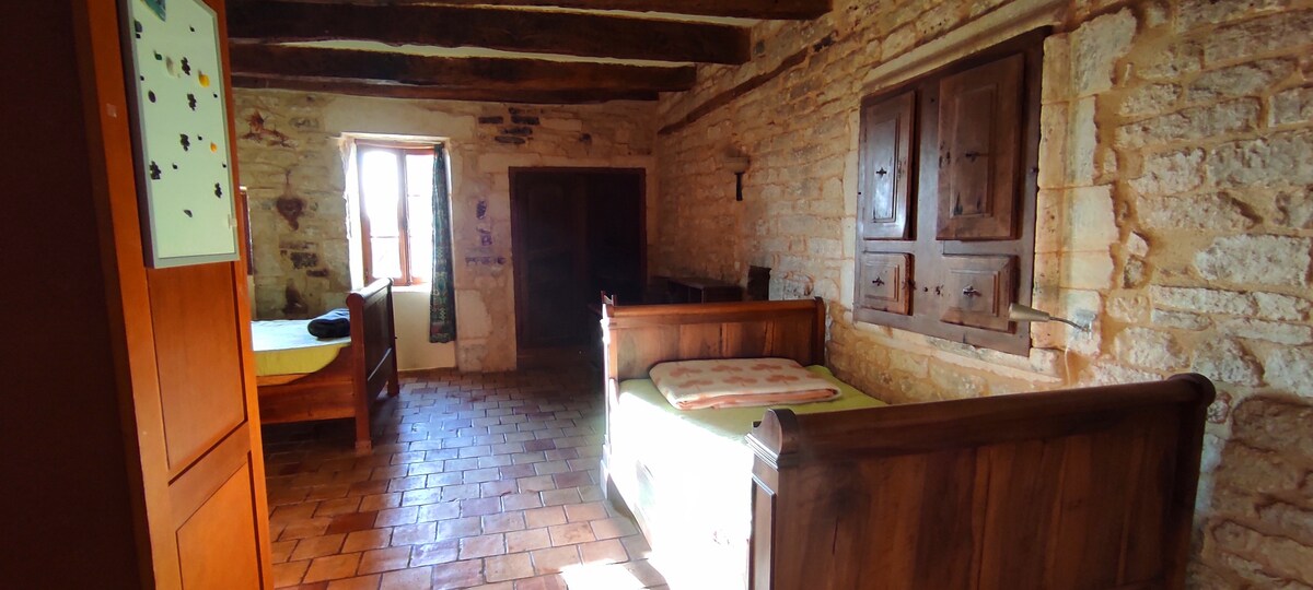 Спалня с изглед към трапезарията и банята
Едно легло в 140 см, едно легло в 120 см.