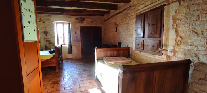 El dormitorio da al comedor y al cuarto de baño.
Una cama de 140 cm, una cama de 120 cm.