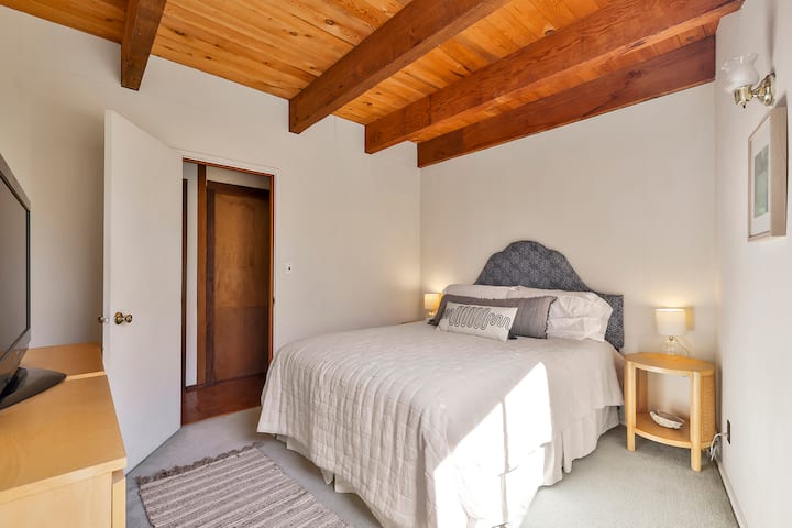 krevat dopio "queen" me televizor Roku 43"