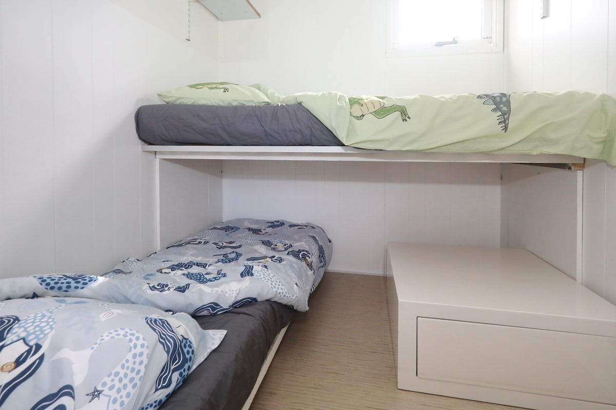 Spavaća soba 2. kreveti su 70 cm, 80 cm široki i 190 cm dugi