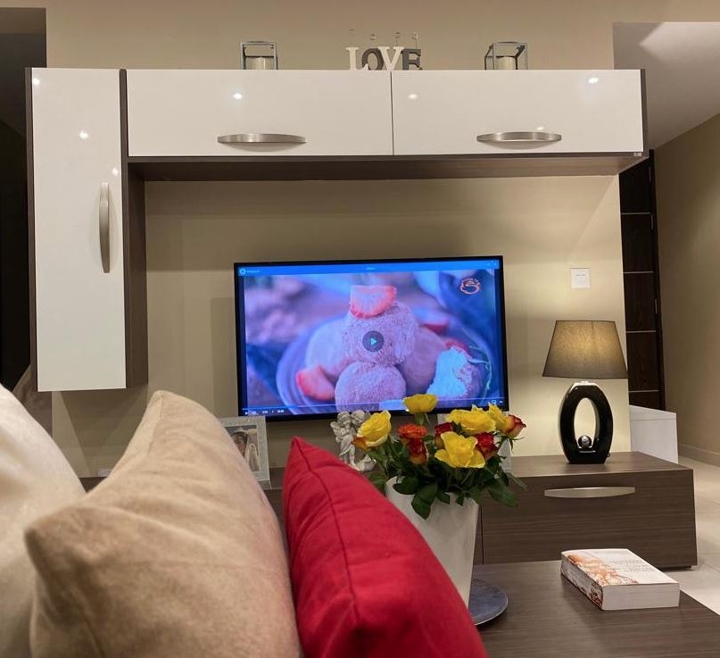 אזור מגורים עם טלוויזיה 50 אינץ'.