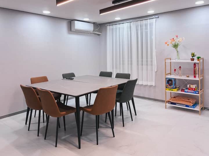 โต๊ะในห้องนั่งเล่น