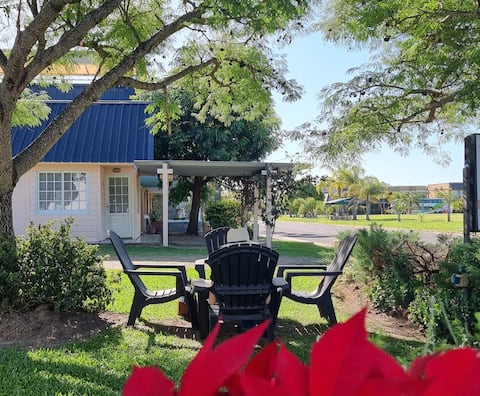 Casita steps from the Thermal Park and lakefront