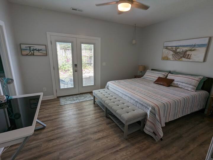 King Suite Near UNCW, Wrightsville Beach, Downtown Apartments for