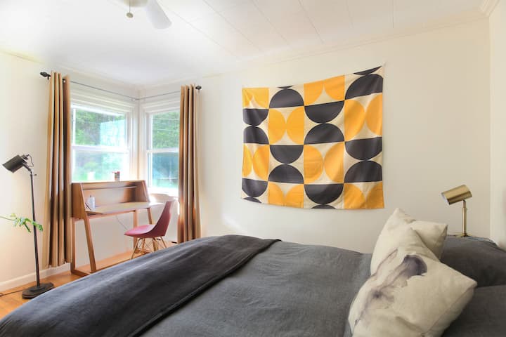 Спална соба 1 со биро и душек со брачен кревет