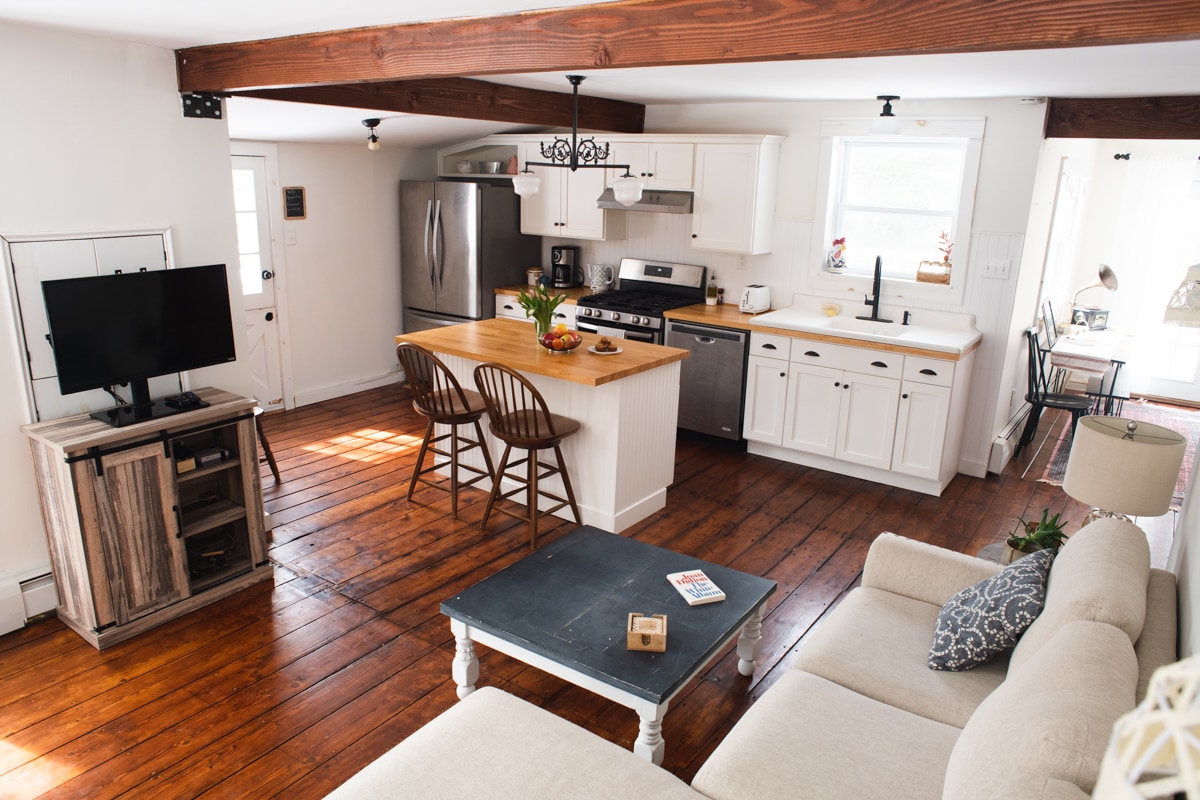 مساحة معيشة مشرقة ومفتوحة. يتم سحب الأريكة إلى سرير كبير ومريح.