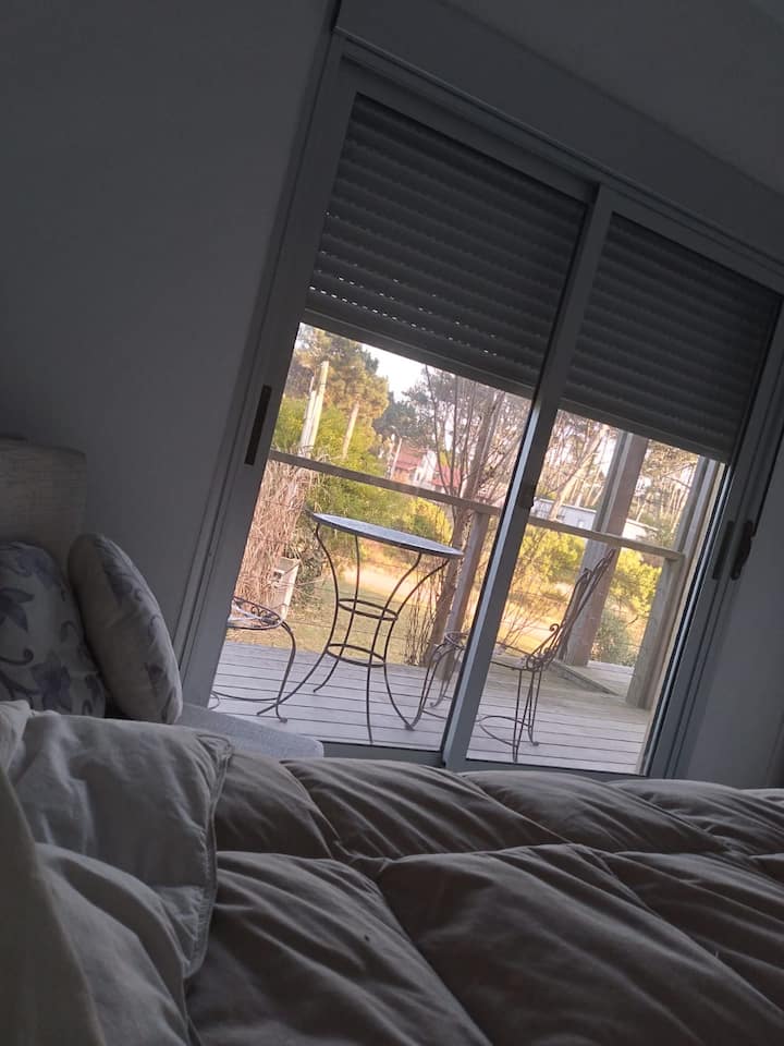 Mwonekano wa chumba cha kulala cha ndani, toka kwenye roshani ya karibu