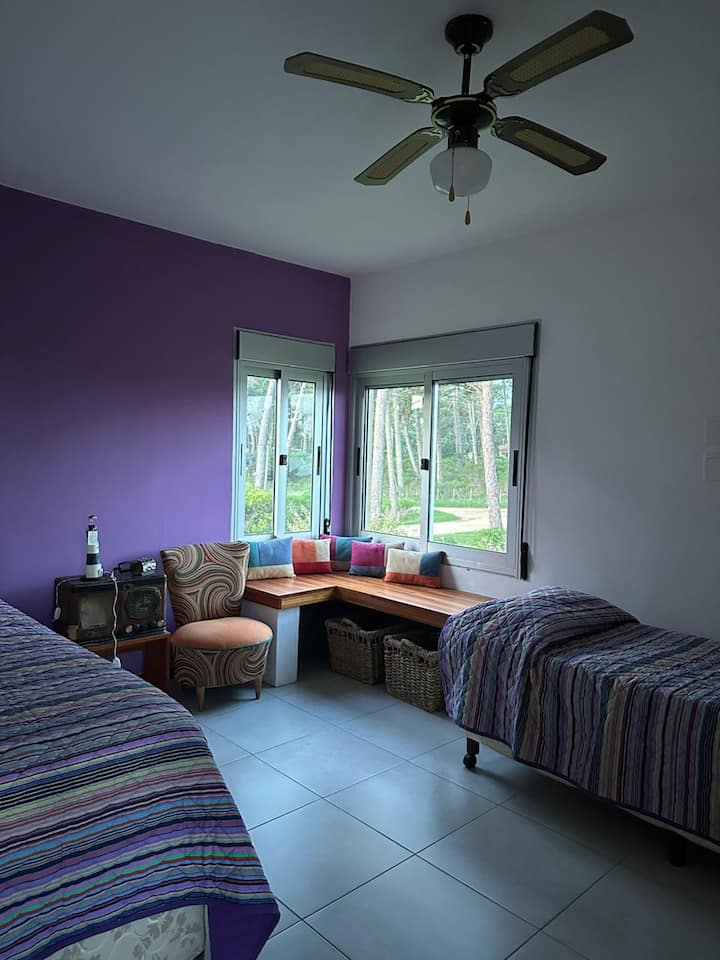 Chumba cha 4 cha kulala, chenye feni ya dari, mwonekano wa bustani