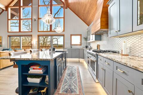 Scenic high end lake retreat close to town