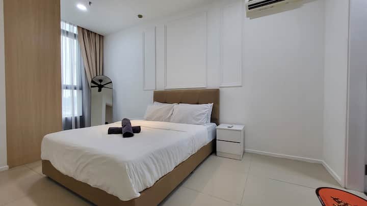 Dormitorio principal 1 con cama tamaño queen de 4 almohadas. Cómoda cama matrimonial colchón. 

Construye un gran armario con percha con espacio de almacenamiento también.

Vestidor con tintorería, plancha y tabla de planchar. - Espejo completo proporcionado.

**Adjunto con baño.