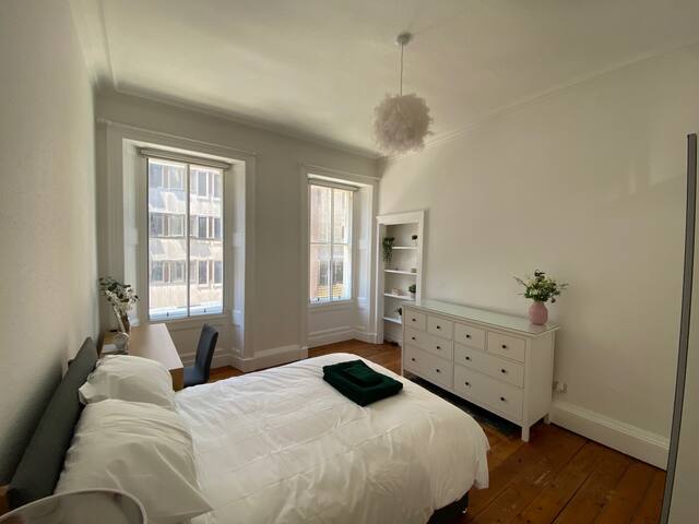 Edinburgh Royal Mile Apartment. gallery image 5