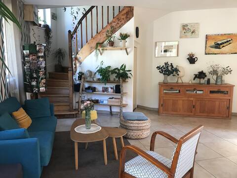 House with outdoor 12 min walk to metro