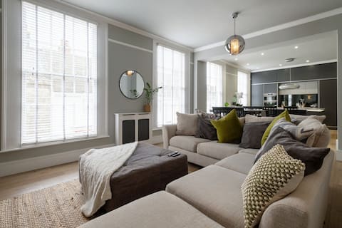Top performing Airbnb: Stylish & Central with Gated Parking and Lift in Bury St. Edmunds
