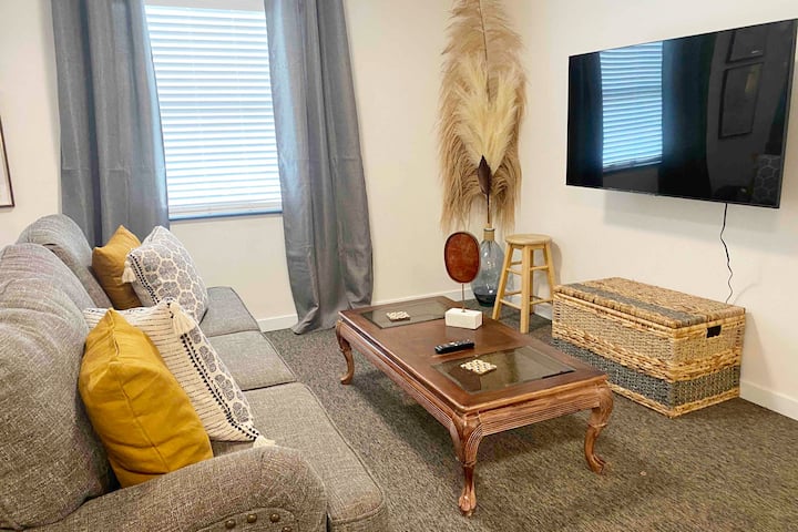 Диван, масичка за кафе, телевизор