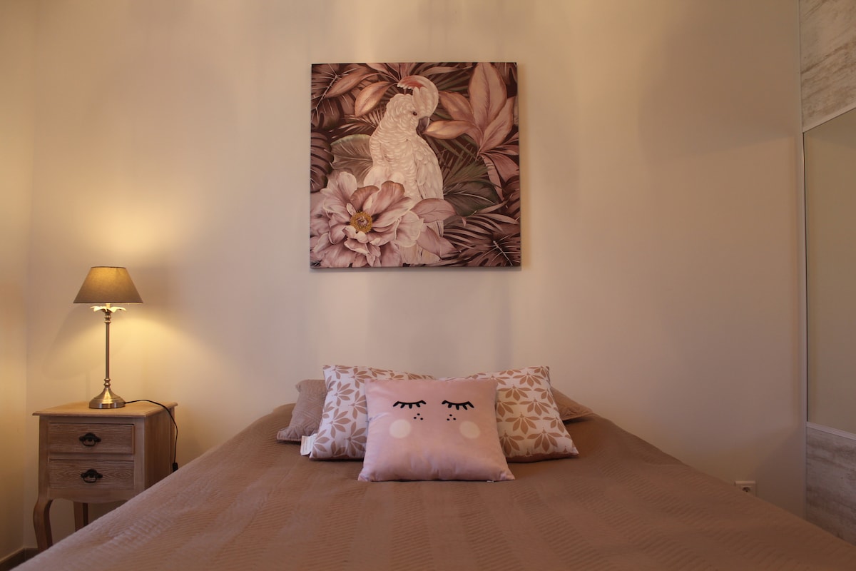 Спалня 2 с изглед към градината