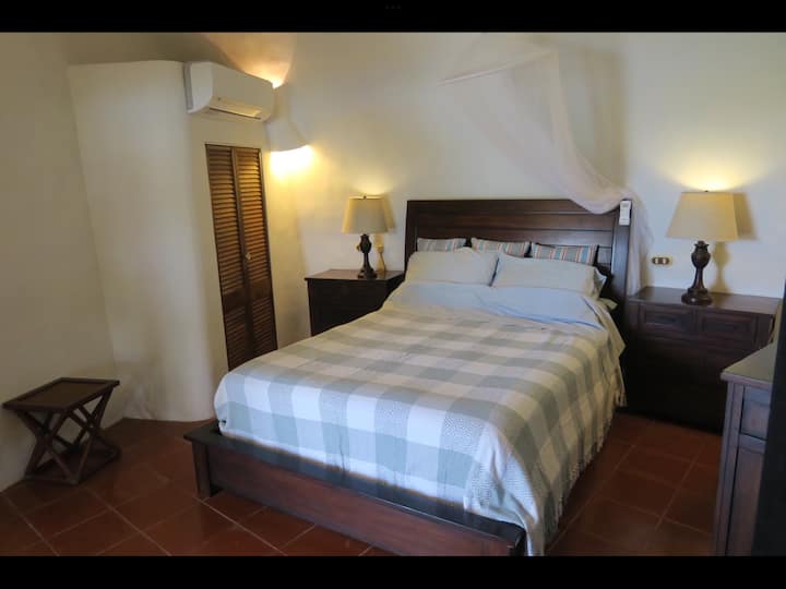 إحدى غرفتي النوم المزدوجتين في الطابق العلوي