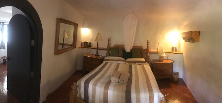 غرفة نوم مزدوجة في الطابق السفلي مع حمام داخلي 