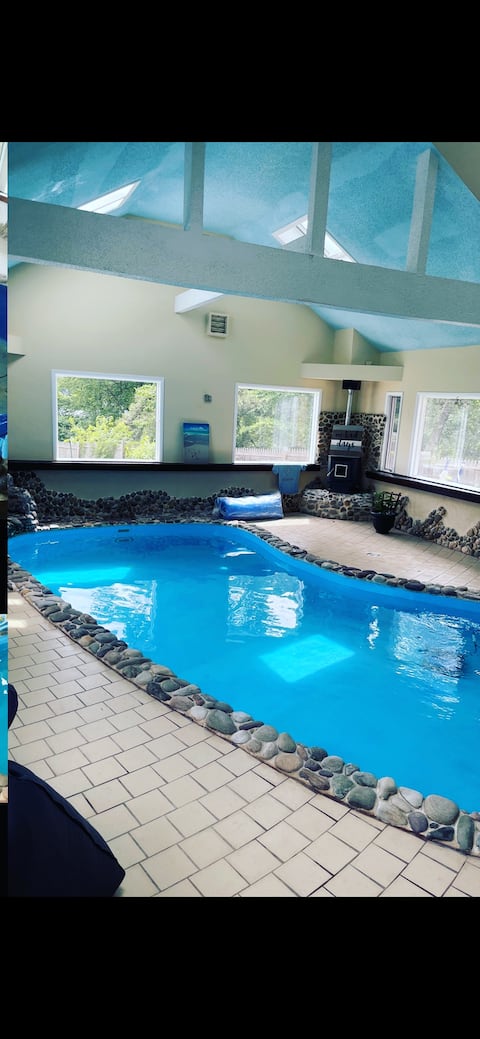 Private lakehouse with indoor salt pool at shore