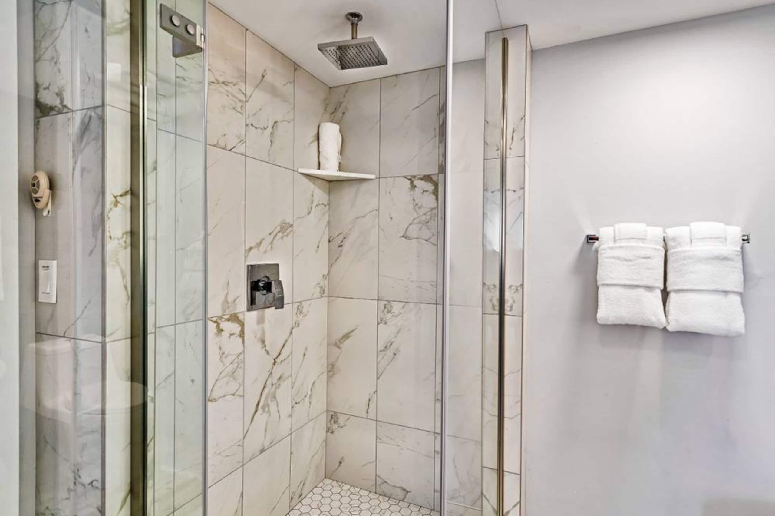 10 min to Town* AC*King Bed*Oceanside Pool - Image 12