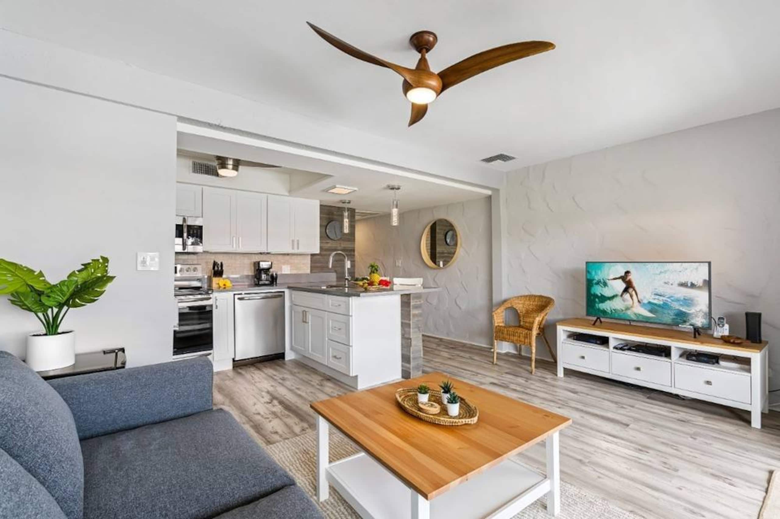 10 min to Town* AC*King Bed*Oceanside Pool - Image 4