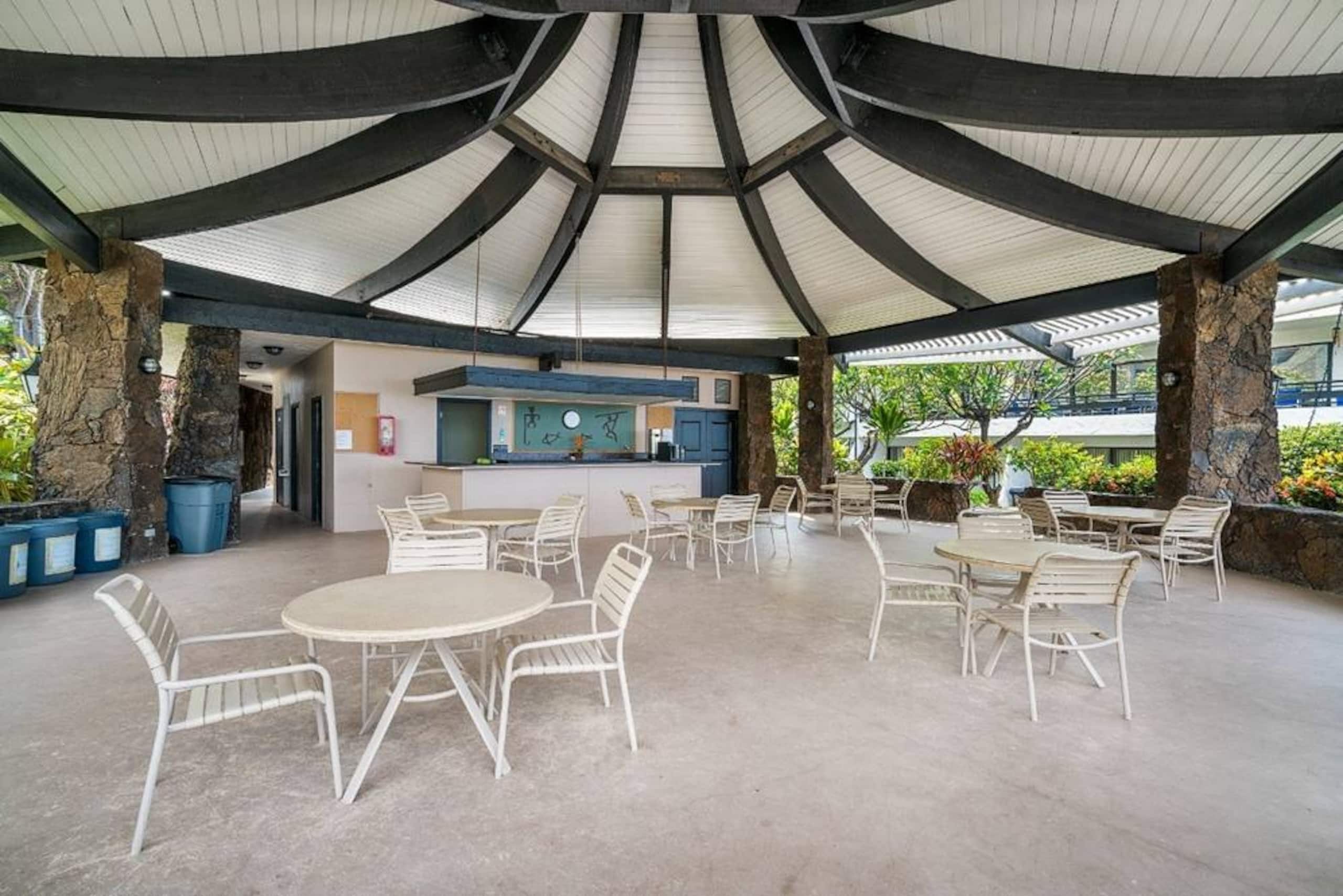 10 min to Town* AC*King Bed*Oceanside Pool - Image 14