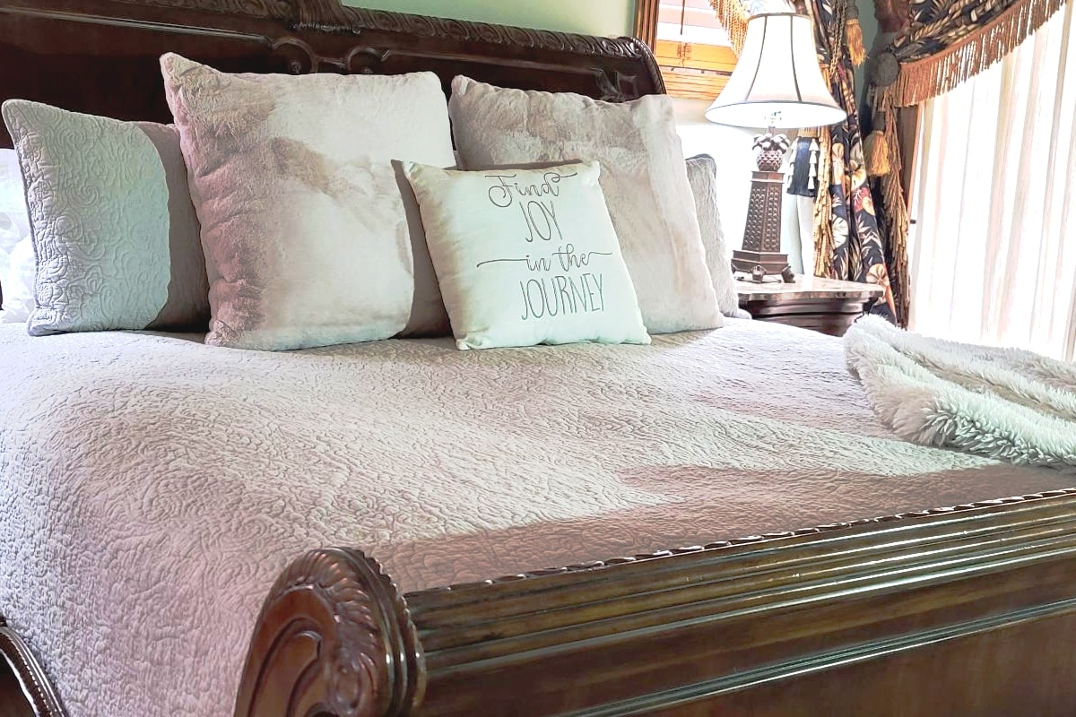 主卧加大双人床，带套房 