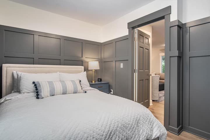 Chambre de niveau principal avec accès à la cour arrière. Comprend un lit queen et un jumeau. Cette chambre est parfaite pour les familles qui ont un petit enfant et qui veulent les avoir à proximité.