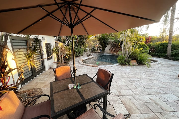 Cozy Tropical Cabana