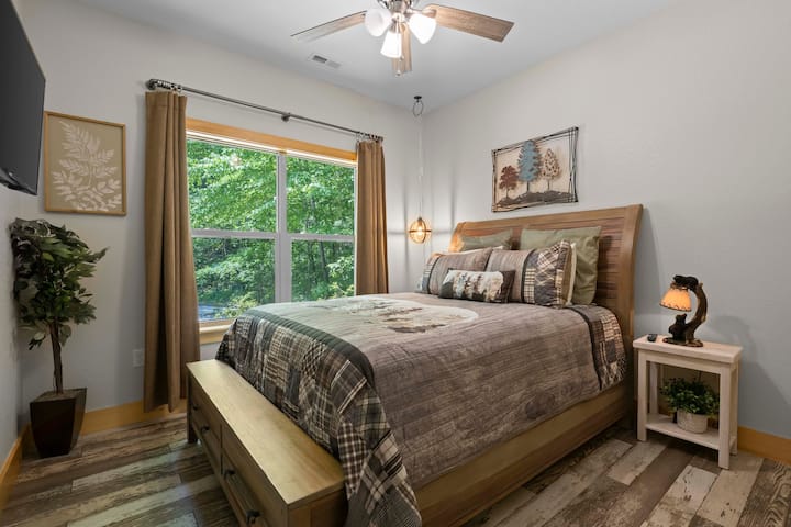 ¡Disfruta del encanto rústico de nuestra habitación de invitados! Desde mantas acogedoras hasta detalles de madera, cada detalle te invita a relajarte cómodamente. Experimenta la calidez y la tranquilidad de la vida en la montaña durante tu estancia.