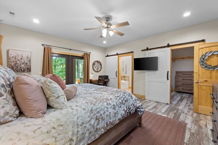 ¡Experimenta el lujo redefinido en nuestra suite principal! Completo con un lujoso baño privado, un armario espacioso, un cómodo vestidor y un televisor inteligente de alta definición, cada detalle está diseñado para tu máxima comodidad y relajación. 