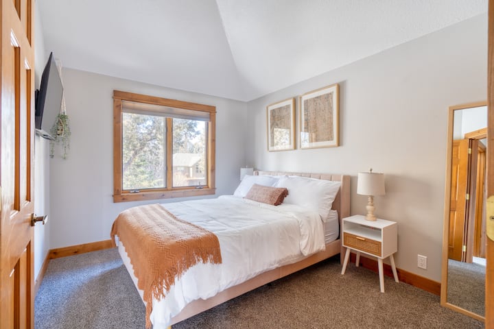 Acogedor dormitorio queen con Smart TV