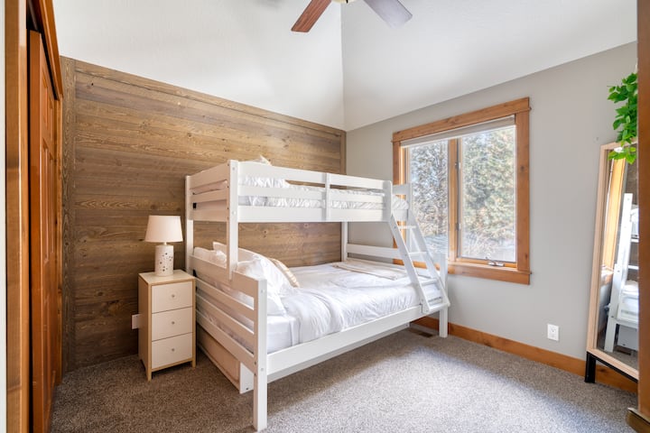 Tercer dormitorio con dos camas individuales sobre una litera completa