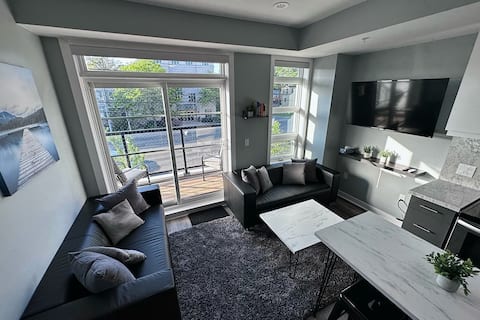 Popular Airbnb listing: *New* Modern Home Toronto, 5-min walk to Metro in Willowdale