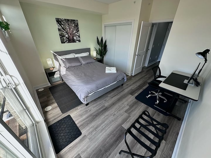 Spálňa 2: Ešte ďalšia manželská posteľ s pamäťovou penou, kancelársky priestor a balkón. 