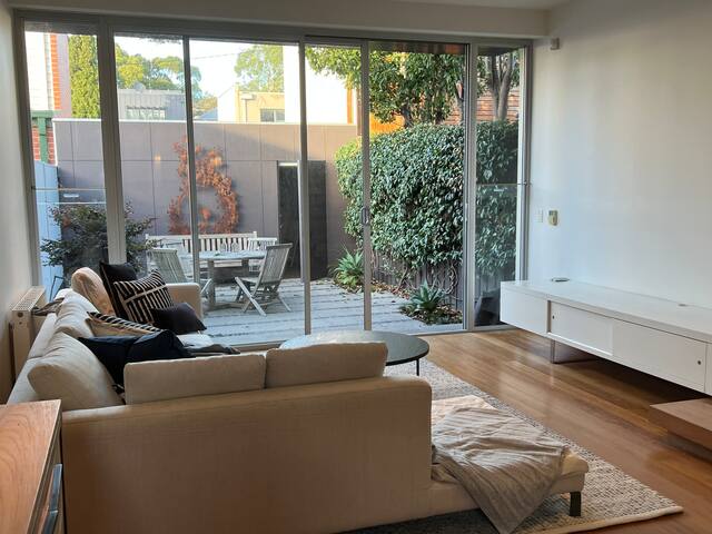 Stunning 3br terrace Albert Park gallery image 5